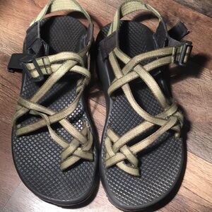 Chaco Vibram Green and Black Strappy Sandals Woman’s 6 Adjustable Buckle Outdoor